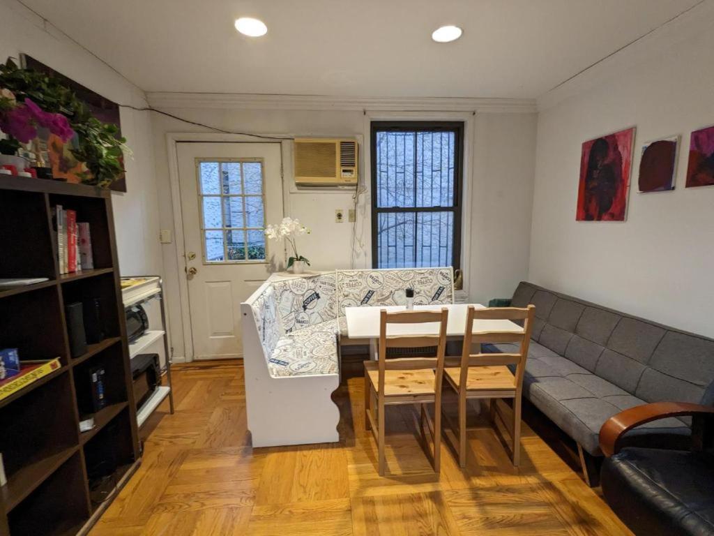 Fawlty Towers In Williamsburg Apartment New York Exterior photo